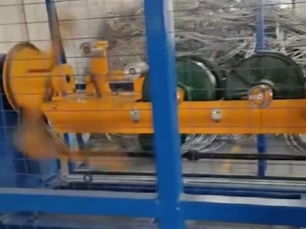 安裝在八月電纜(湖北)有限公司 平盤式鋁銅線合股機LH500P型生產(chǎn)現(xiàn)場